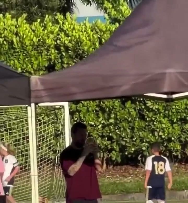 Amor, mate y tribuna: el dulce momento de Lionel Messi y Antonela Roccuzzo en la práctica de sus hijos