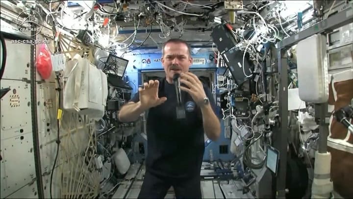 Qué sucede cuando se escurre una toalla en el espacio
