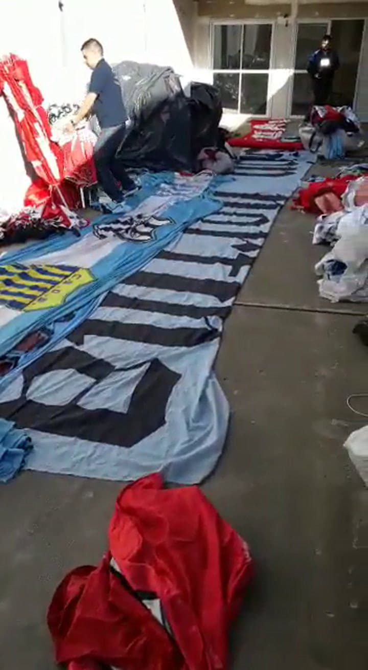 Las banderas secuestradas en los allanamientos de esta madrugada