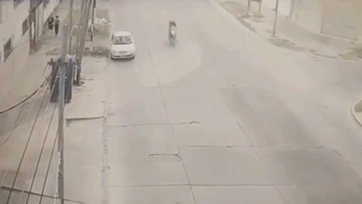 El momento en el que un motociclista impacta con una soga que cruzaba una calle en Quilmes