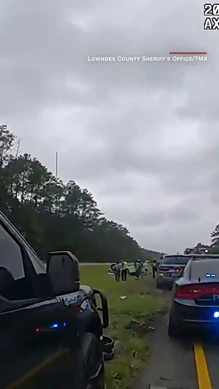 El impresionante accidente de un auto luego de encontrarse con una rampa en el camino