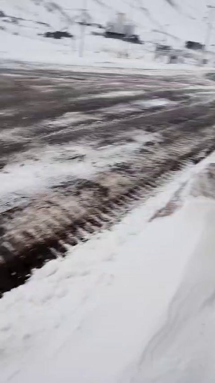 Intensas nevadas en Las Cuevas, cerca del cruce a Chile