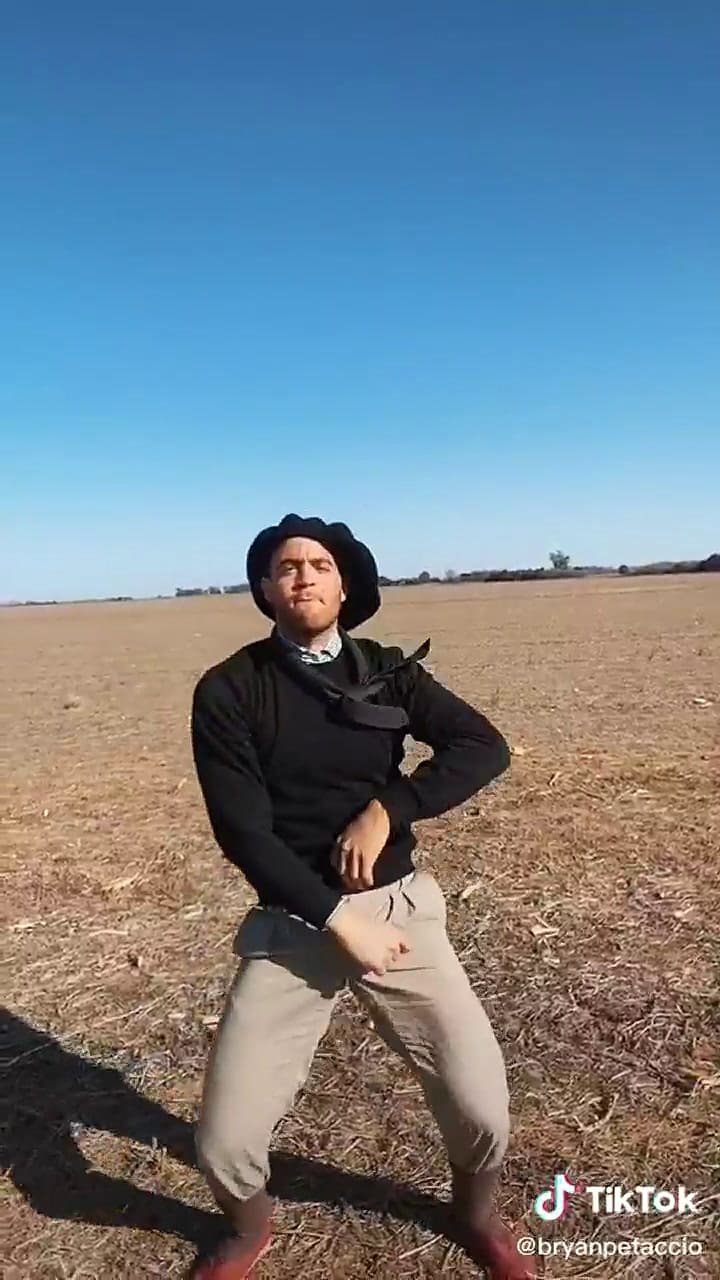 El video de un gaucho que baila en el campo se volvió viral