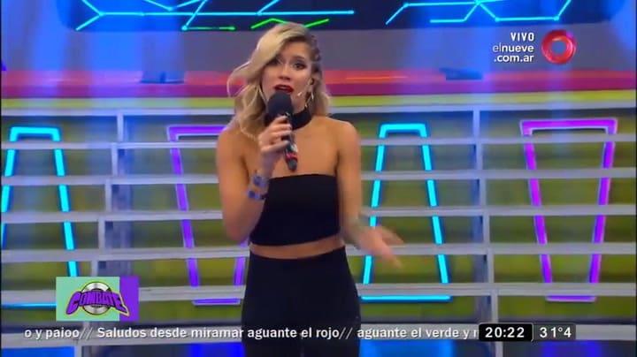 Laura Fernández junto a los participantes hacen el pasito del #Desafíobaila - Fuente: Youtube