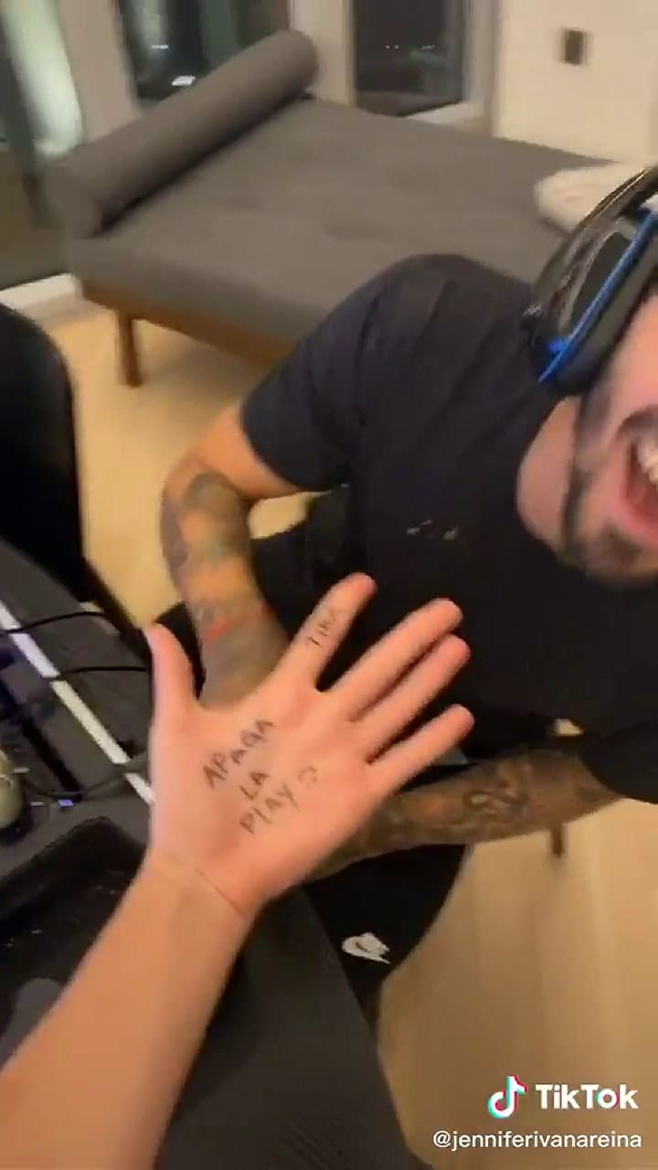 La indirecta de la novia de Manu Lanzini para que deje la Play