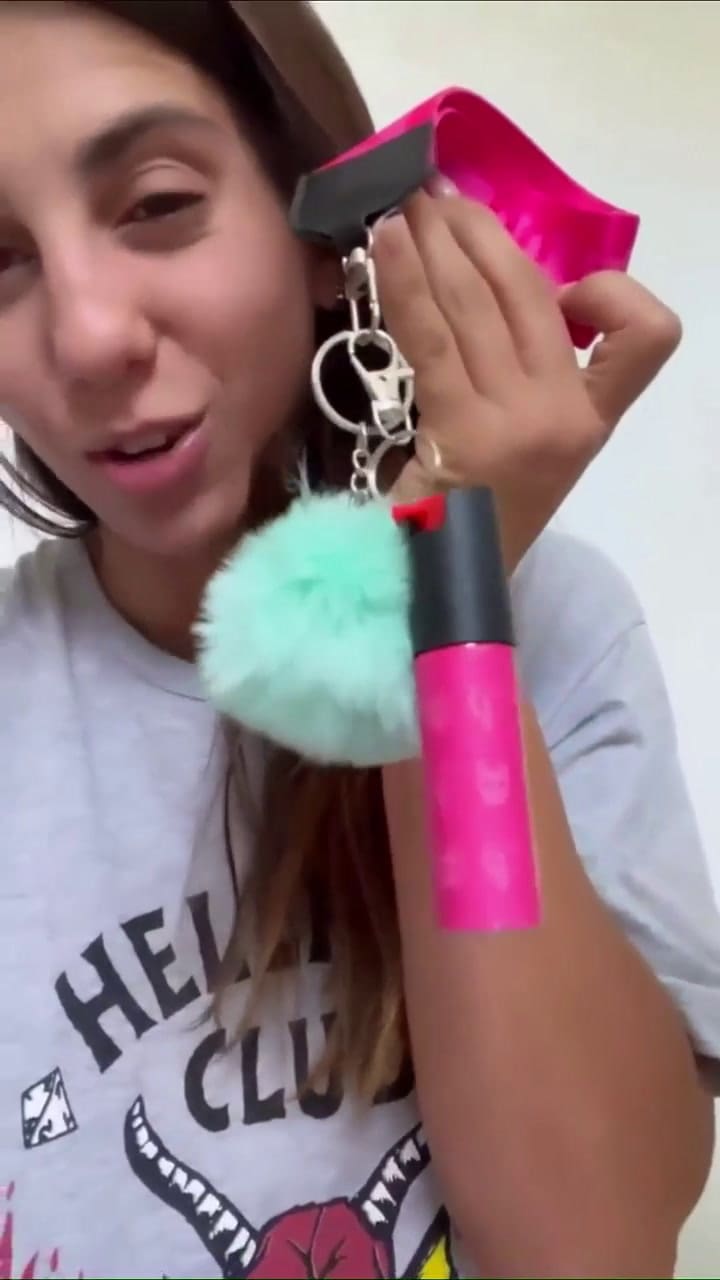 Cinthia Fernández promocionó un kit de defensa personal