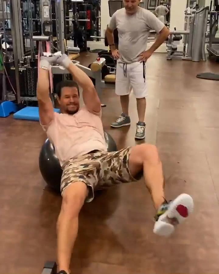 Sobre una fitball: el avanzado ejercicio abdominal que ejecuta Mark Wahlberg