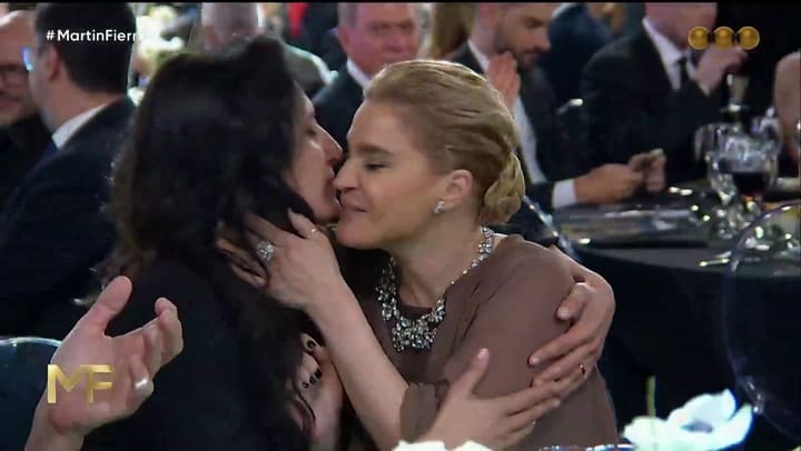 Silvia Kutika recibe el premio a "Mejor actriz de reparto"