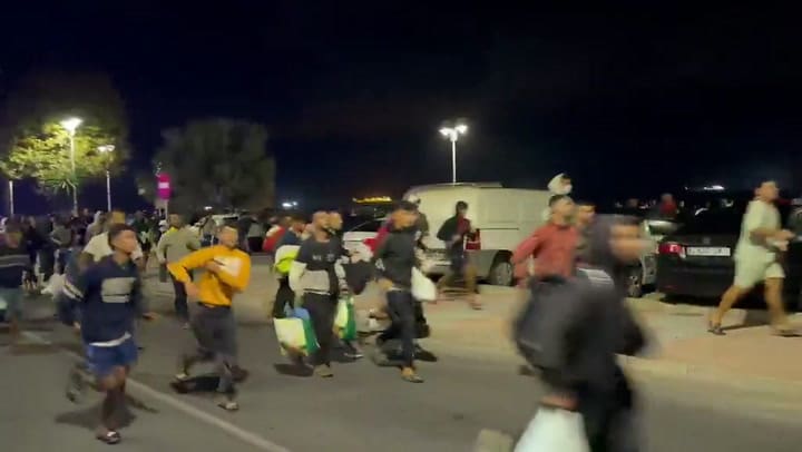 Caos y corridas en el traslado de migrantes al puerto de Ceuta