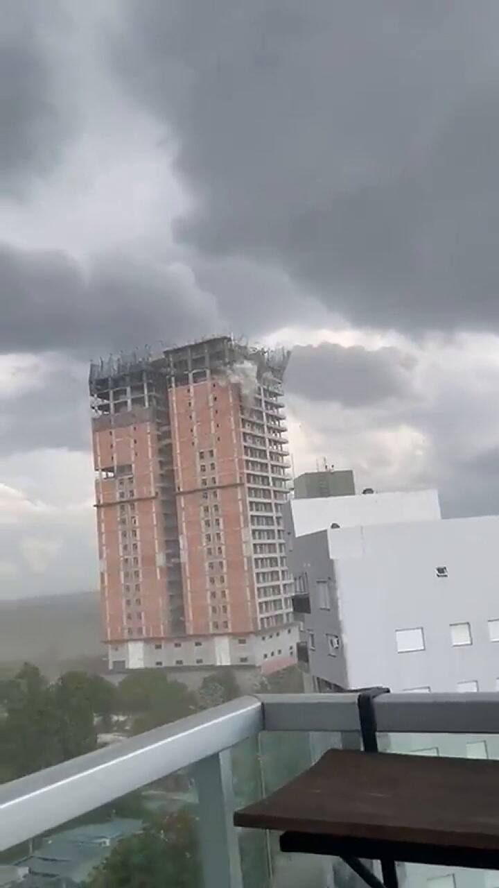 Así se cayó una grúa en un edificio de Corrientes