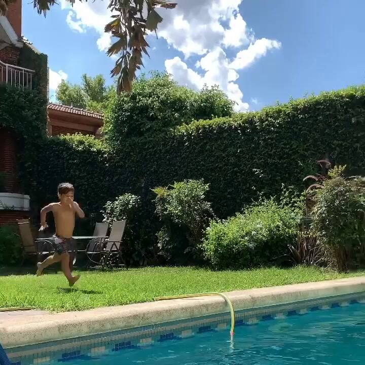 Daniel Osvaldo con Momo en su casa