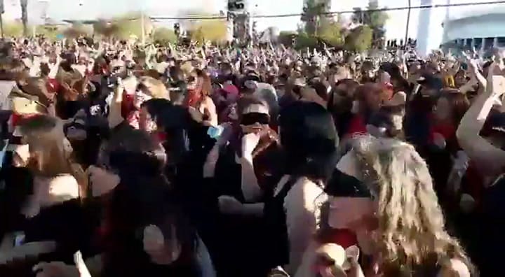 “El violador eres tú”: una convocatoria “senior” se transformó en un evento masivo en Chile