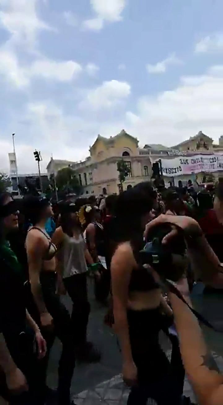 El violador eres tú': el baile del colectivo feminista chileno - Fuente: Twitter