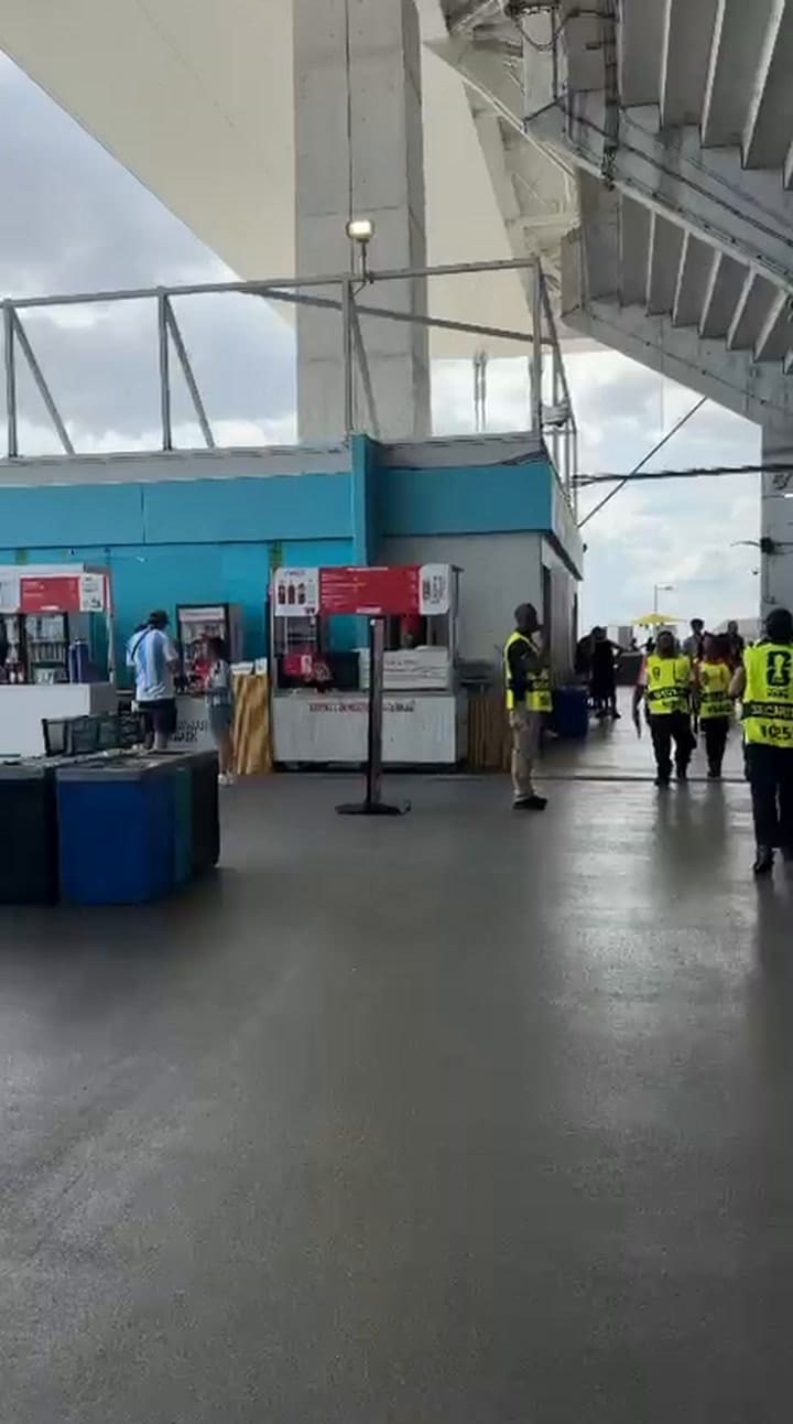 La gente disfruta de un refresco dentro del estadio