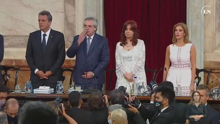 El polémico beso al cielo de Alberto Fernández