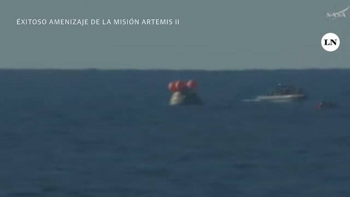 Los astronautas aguardan en el interior de la cápsula Orión a ser rescatados por la Marina de Estados Unidos
