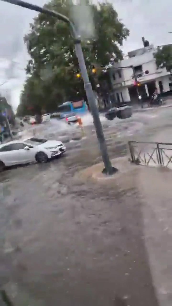 Los colectivos intentan manejar en medios de las lluvias