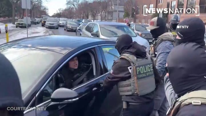 El violento momento en que el ICE sacó a una mujer de su auto en Minneapolis