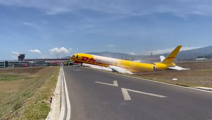 Costa Rica: un avión carguero de DHL se despistó y se partió en dos
