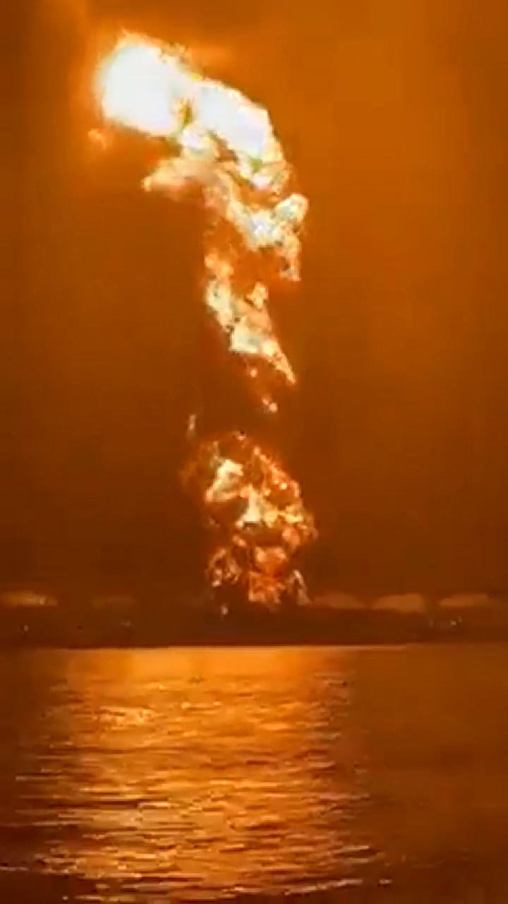 Las impactantes imágenes de la explosión de un tercer tanque de combustible en Cuba 1