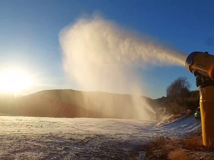 Bariloche: uno de los cañones en funcionamiento durante la producción de nieve técnica
