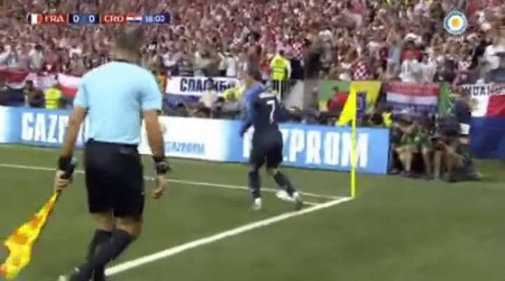 El gol en contra de Mandzukic que le da el triunfo a Francia - Fuente: TV Pública