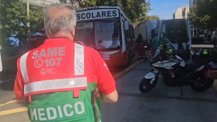 Operativo del SAME por el choque entre un micro escolar y un camión