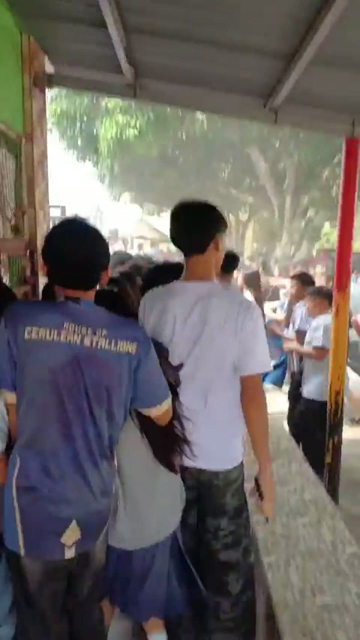 Los alumnos corrieron fuera de la escuela en medio del pánico