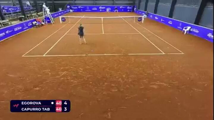 La tenista rusa Daria Egorova arroja la raqueta a la tribuna