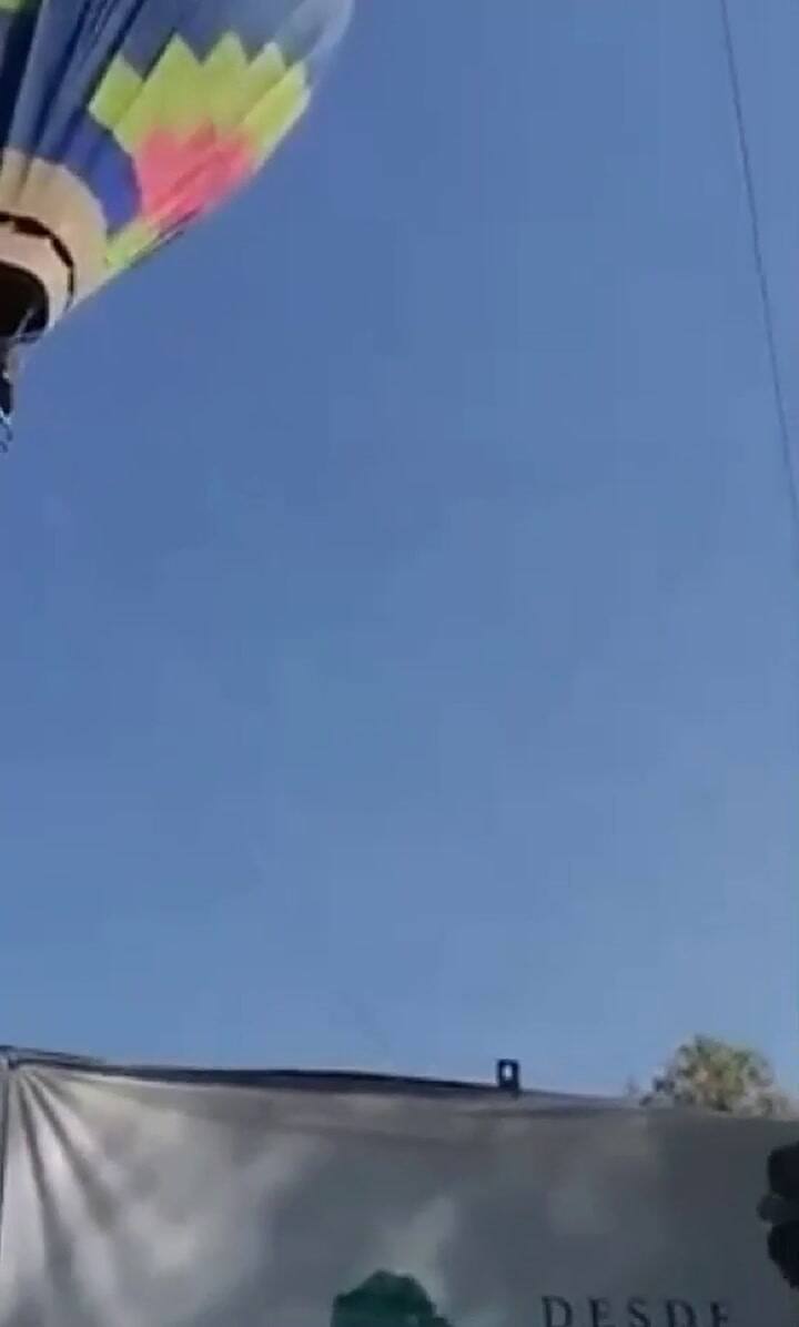 Video: el tenso momento en que un hombre queda colgado de un globo aerostático