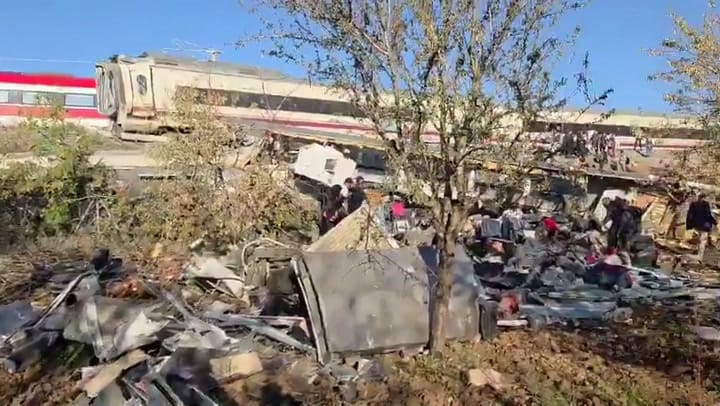 Dos trenes de alta velocidad chocaron en Toledo: al menos 10 muertos