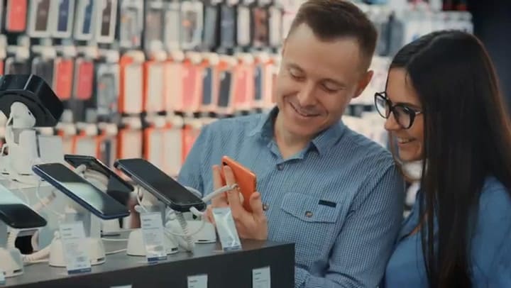 La CBP explica cómo sus especialistas trabajan junto con fabricantes tecnológicos para identificar productos electrónicos falsificados