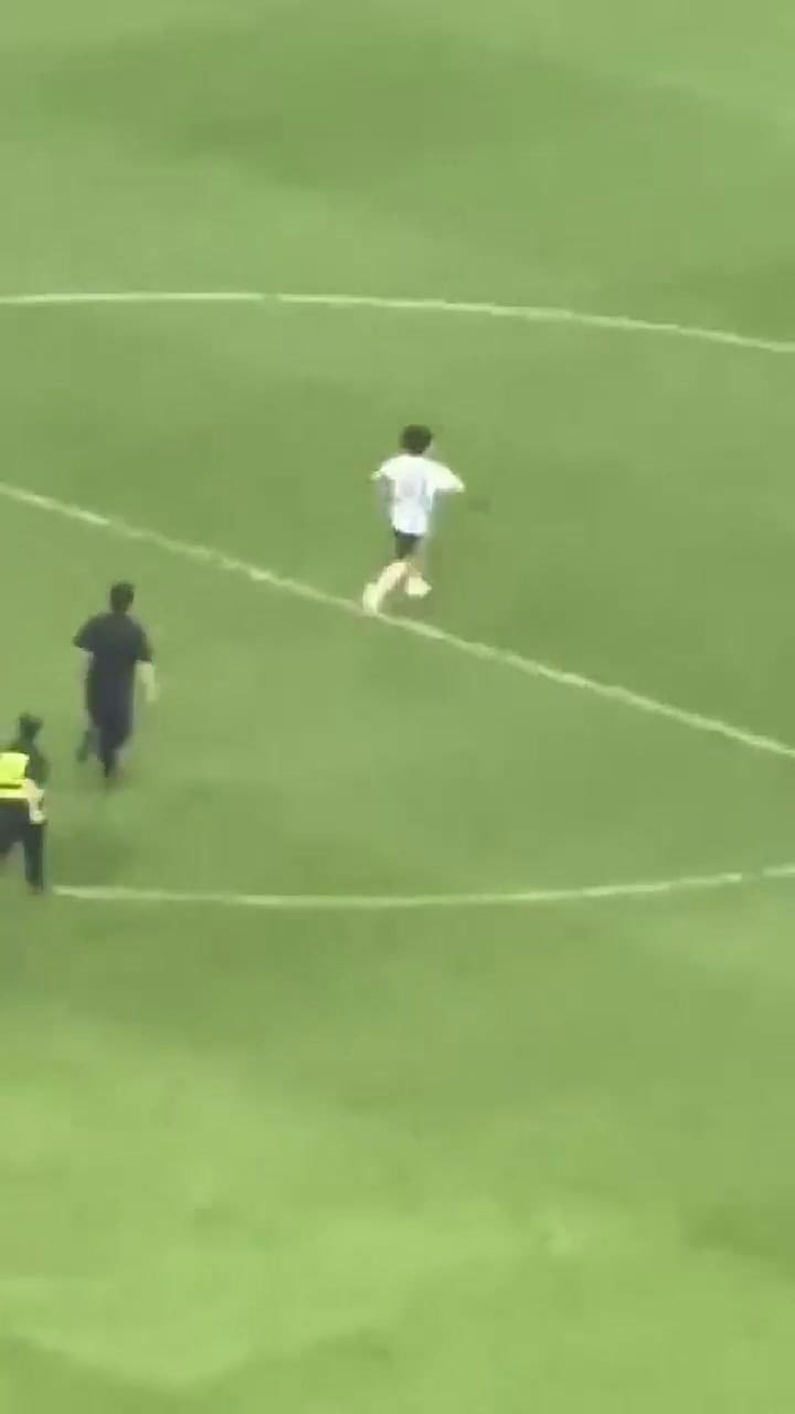 La persecución del fan chino que ingresó a la cancha para abrazar a Messi