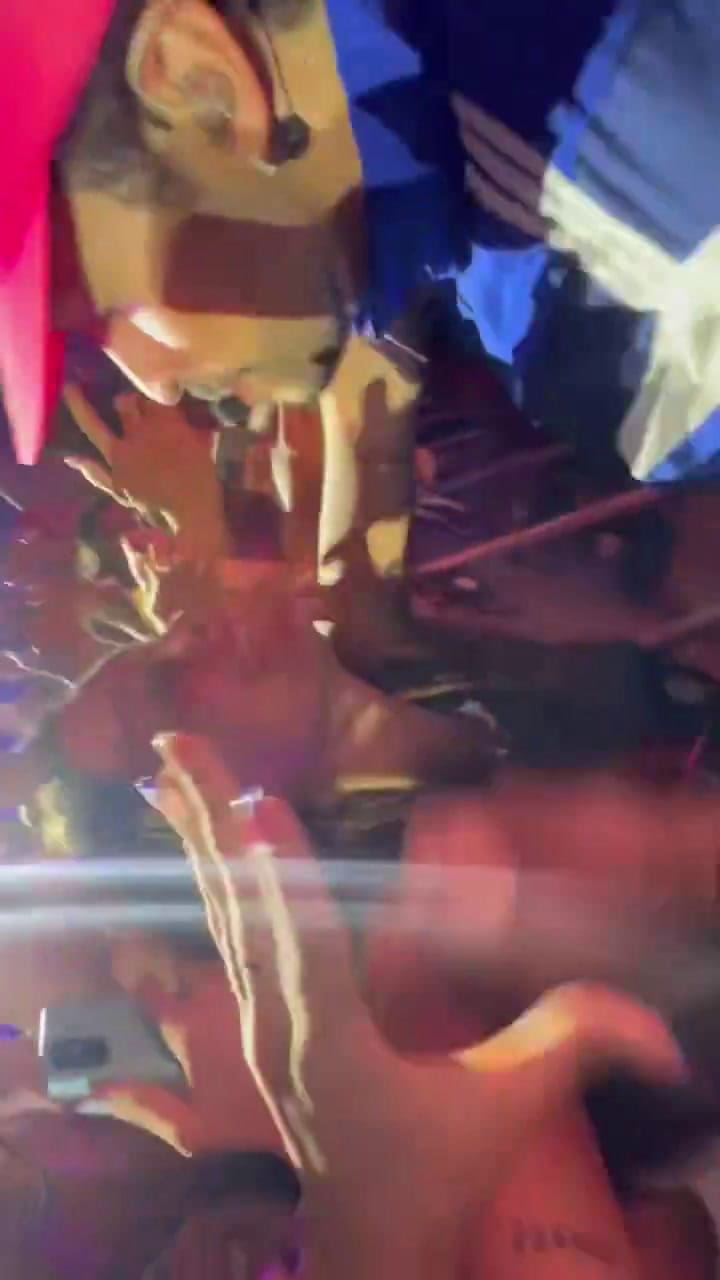 Tomó del cuello a Bad Bunny y el artista le cantó en la cara