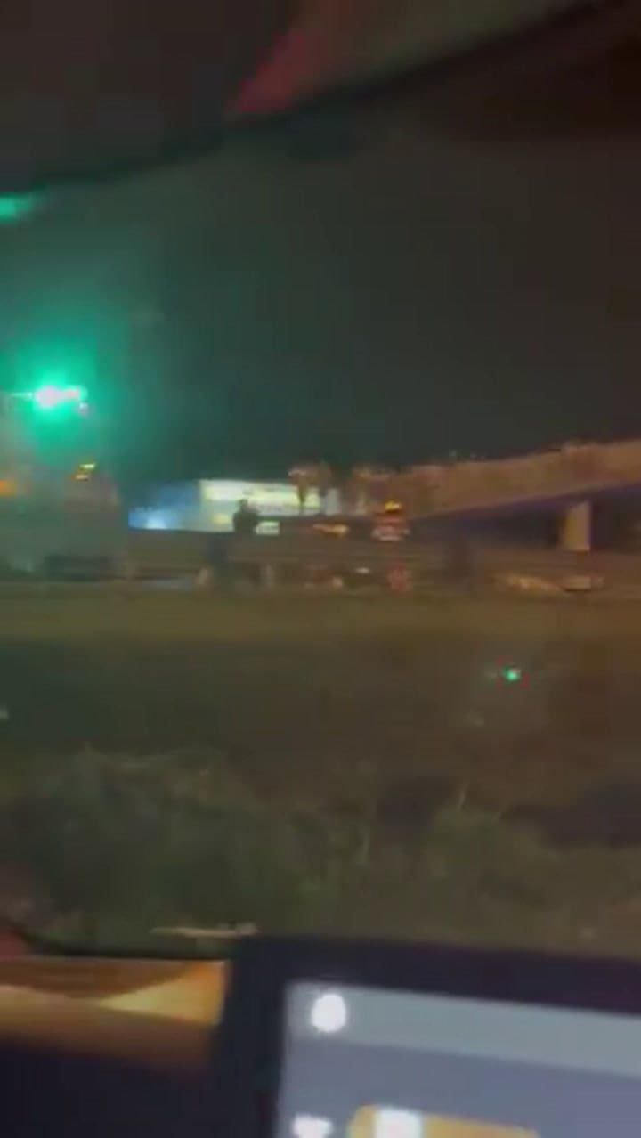 Volcó un camión en la Panamericana y hay demoras de cola