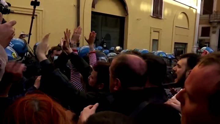 Disturbios entre manifestantes y fuerzas del orden en Roma - Fuente: Reuters