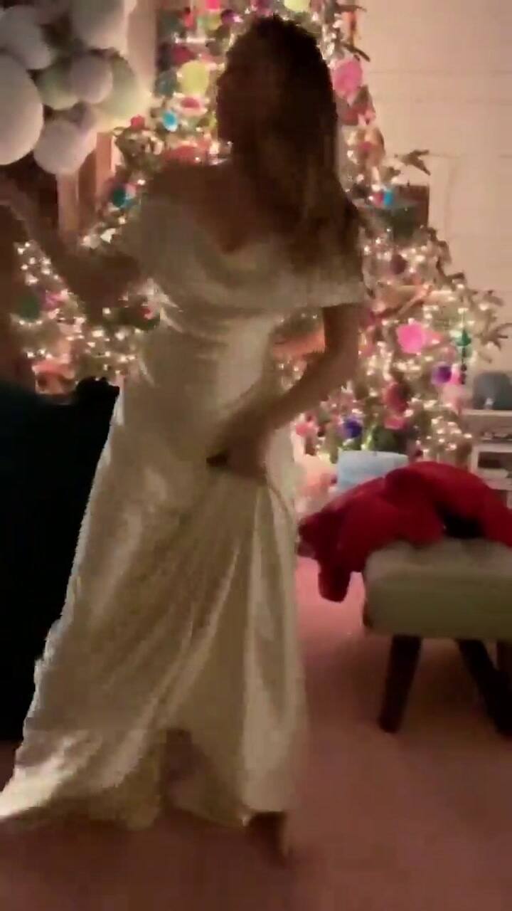 Miley Cyrus baila y canta 'Uptown Funk' en su boda´- Fuente: Twitter