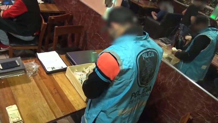 Así allanaron el bar donde operaban los “Reyes de Constitución”