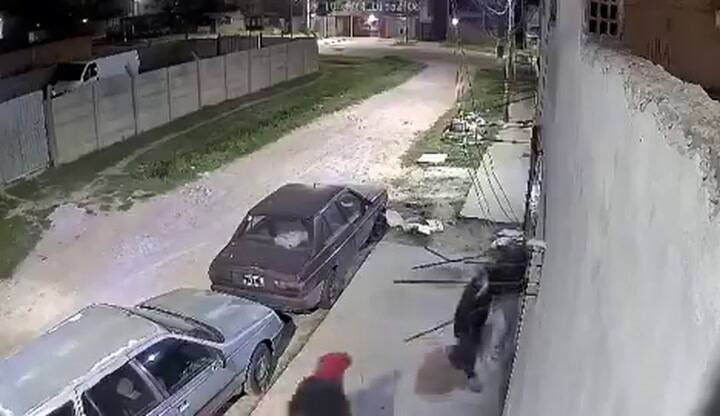 Delincuentes forzaron la puerta para ingresar al patio común de un edificio del barrio