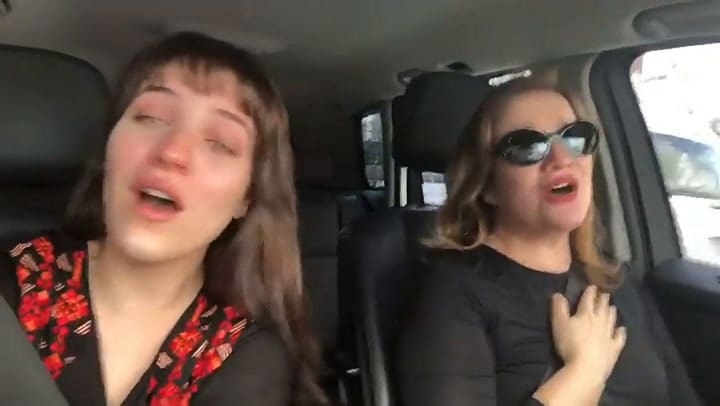 Lucia y Rocío cantando