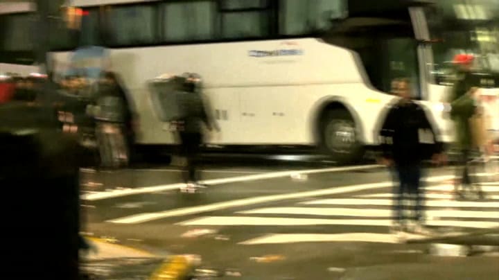 Las fuerzas federales dispararon balas de goma entre los autos y colectivos varados por la marcha