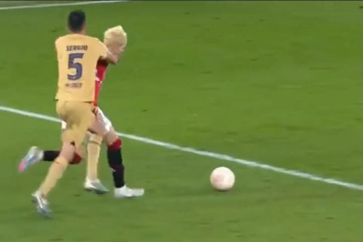 Alejandro Garnacho gambeteó a tres rivales de Barcelona y Busquets tuvo que taclearlo para frenarlo