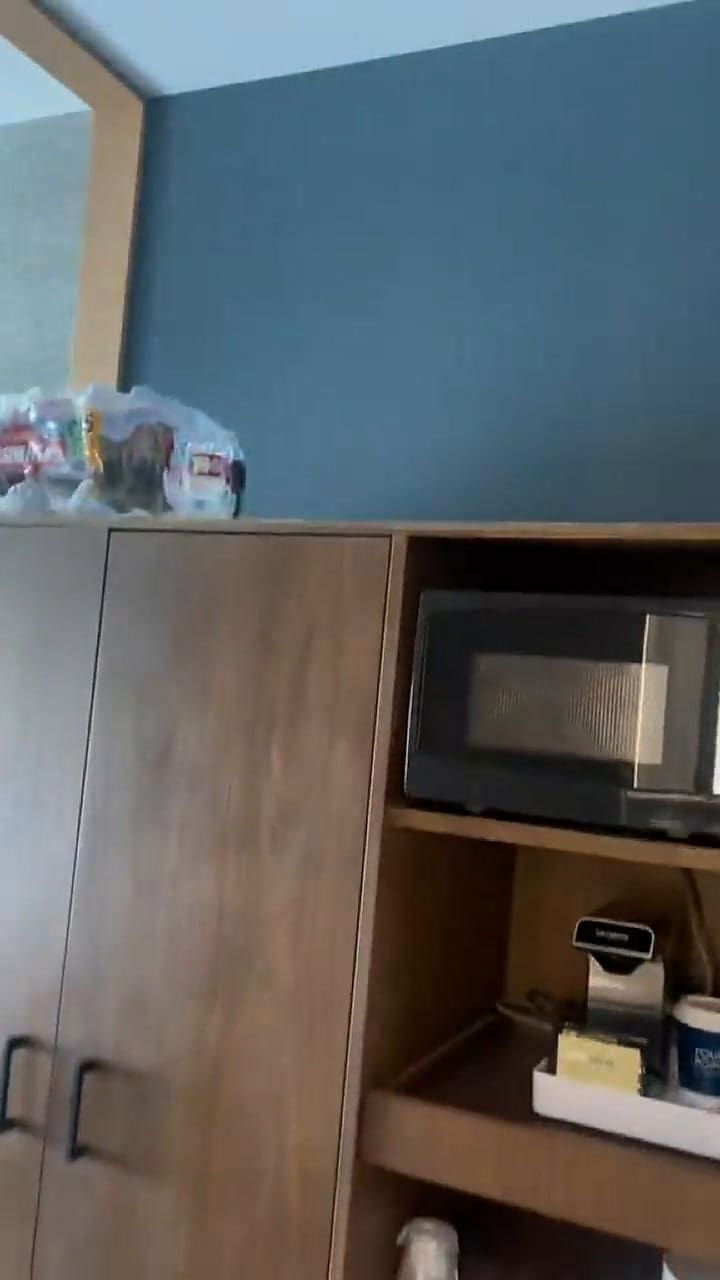 La trabajadora del hotel explicó que es común encontrar objetos abandonados en las habitaciones