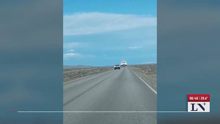 Un auto esquivo un barco en plena ruta 40