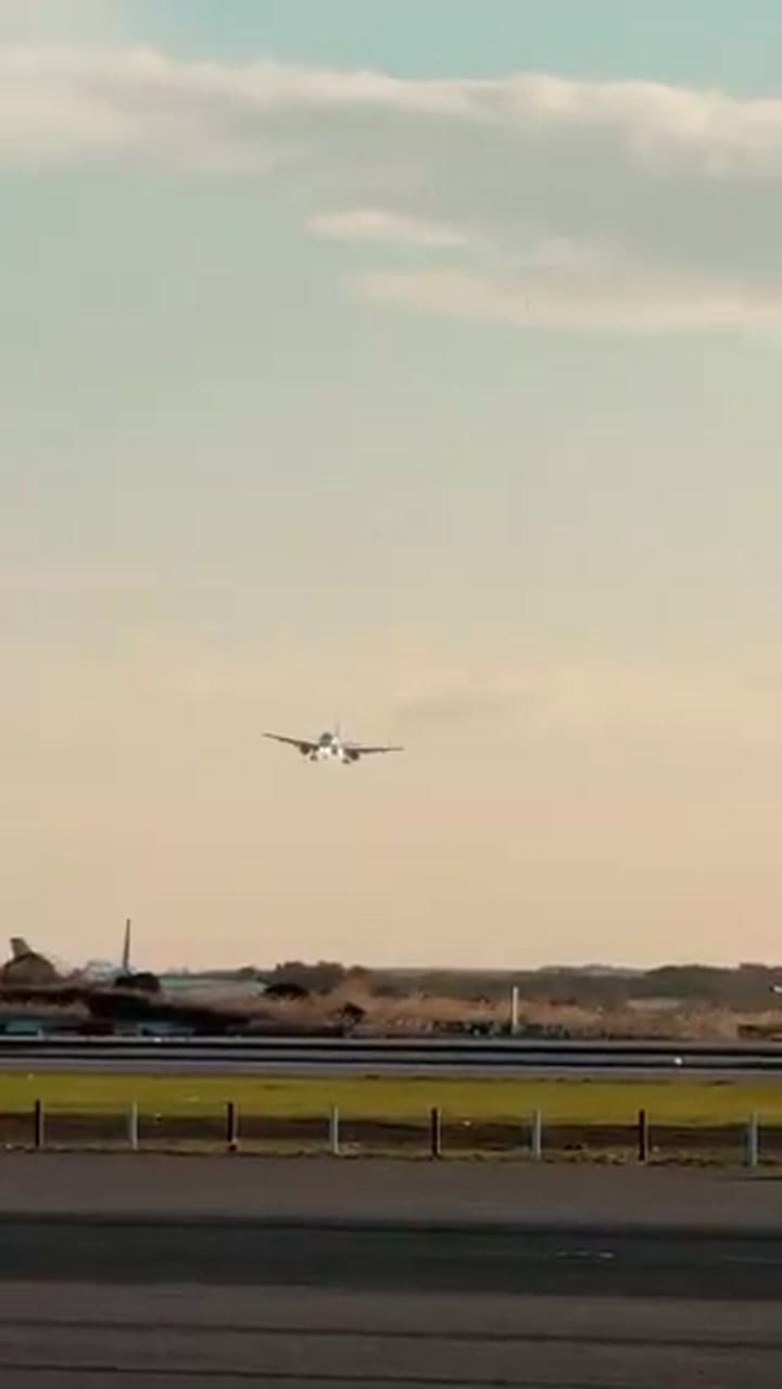 Avión planeando en el cielo