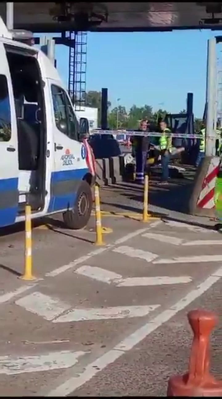 Fuerte choque contra la cabina del peaje en Panamericana: un muerto y dos heridos