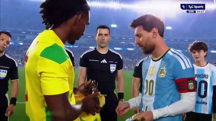 Así le entregaban a Lionel Messi la estatuilla de la guerrera Amazona