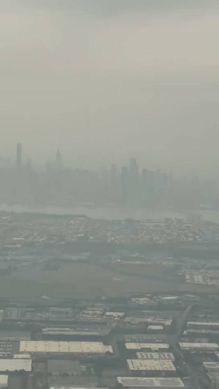 El humo sobre Nueva York desde las alturas