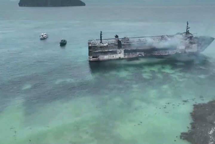 El ferry incendiado en las aguas de Indonesia