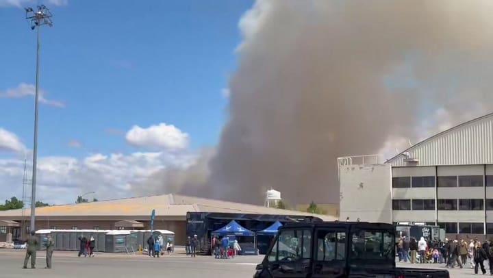 El momento en que dos aviones de combate chocan durante un show aéreo en Estados Unidos